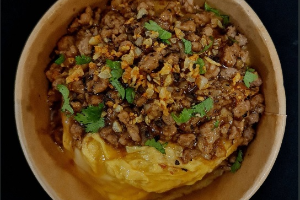  ข้าวไข่ข้น เนื้อสับกระเทียมพริกไทย