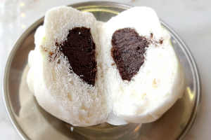 Steamed buns stuffed with black bean custard