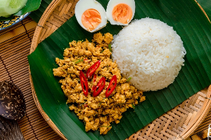 คั่วกลิ้งไก่ราดข้าว