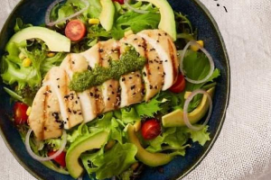 สลัดอกไก่อโวคาโด้