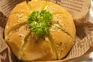 ขนมปังเนยกระเทียมครีมชีส