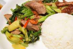 คะน้าหมูชิ้นราดข้าว