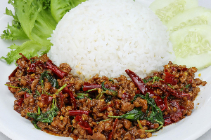 กระเพราหมูราดข้าว