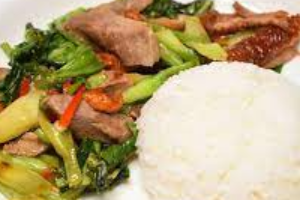 คะน้าหมูชิ้นราดข้าว
