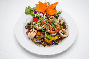 ทะเลผัดพริกไทยดำ ( Seafood With Black Pepper )