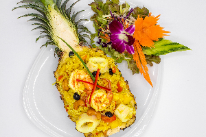 ข้าวผัดสับปะรดทะเล Stir-fried Rice with Pineapple Seafood ( Small )