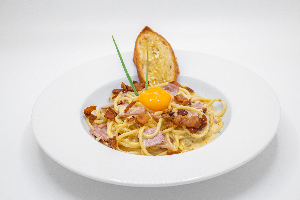 สปาเก็ตตี้ซอสเบคอนไข่แดง ( Spaghetti Carbonara )