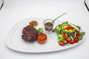 สเต็กเนื้อเทนเดอร์ลอยซอสไวน์แดง ( Grilled Tenderloin Steak With Red Wine Sauce )