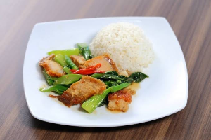 คะน้าหมูกรอบ 脆皮猪肉炒芥蓝 