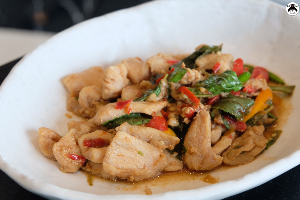 กะเพราไก่/ หมูสับ (เนื้อนิวซีแลนด์ 319.-)