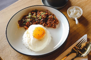 ข้าวหมู/เนื้อผัดซอสสไตล์เกาหลี