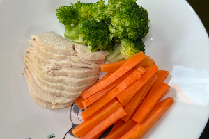 Chicken with carrot sticks and broccoli