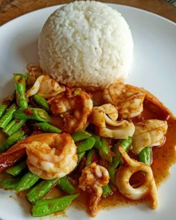 ผัดพริกแกงทะเลราดข้าว