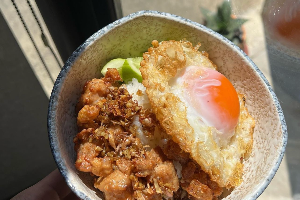 ข้าวไก่กระเทียม