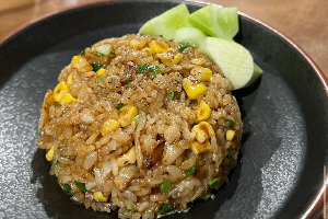 ข้าวผัดกระเทียมเนื้อ