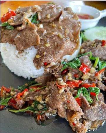 กะเพราเนื้อมันกรอบสไลด์ (โคขุน)