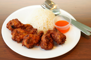 ข้าวสวย + ปีกบนทอดต้นตำรับ (กระเทียมพริกไทย) 5ชิ้น.