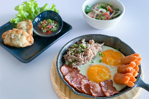 ไข่กะทะ สลัดผัก และเกี๊ยวซ่า