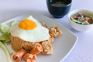 ข้าวผัดอเมริกัน สลัดผัก และซุปมิโสะ