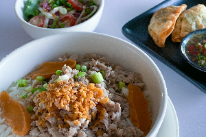 ข้าวต้มหมูสับ สลัดผัก และเกี๊ยวซ่า