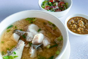 ข้าวต้มปลากะพง และสลัดผัก