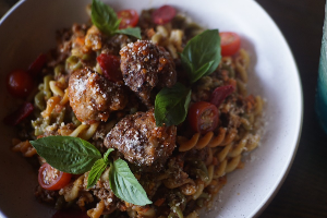 ฟลูชิลลี่พาสต้าซอสเนื้อโปโลเนส