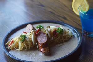 แคปเปลลินีซอสครีมเห็ด กับไส้กรอกอิตาเลี่ยน