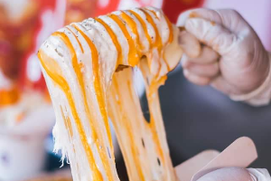 คอร์นด็อกไม้ส้ม ราดชีสยืด (COMBO BIG CHEESE CORNDOG)