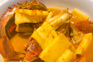 แกงส้มปูดำยอดมะพร้าว ( Hot And Sour Soup With Coconut Shoot And Black Crab )