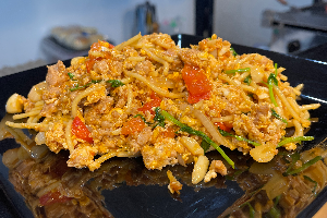 สปาเกตตี้ ผัด ไข่ หมูสับ Stir-fried spaghetti, egg, minced pork