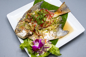 ปลาจาระเม็ดนึ่งซีอิ๋ว ( Steamed Pomfret With Soy Sauce )