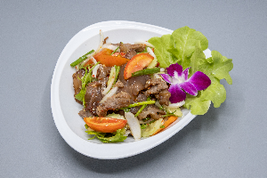 ยำเนื้อย่าง ( Spicy Grilled Beef Salad Thai Style )