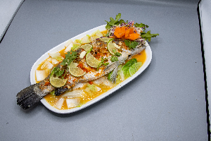 ปลากะพงนึ่งมะนาว ( Steamed sea bass with lemon )