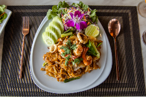 ผัดซีอิ๋วเส้นใหญ่ทะเล ( Stir-fried Noodle with Seafood )