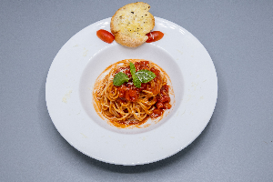 สปาเก็ตตี้ซอสมะเขือเทศ ( Spaghetti with tomato sauce )