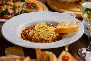 สปาเก็ตตี้ซอสเนื้อ ( Spaghetti With Bolognese )