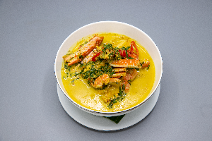 แกงปูใบชะพู ( Spicy Blue Crab Curry with Betel Leaves )