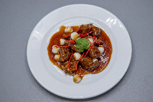กระดูกอ่อนหมูผัดกระเทียมโทน ( Stir-fried cartilage with garlic )