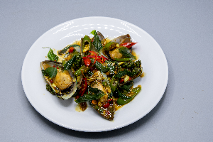 หอยแมลงภู่ผัดฉ่า ( Stir Fried Mussel With Spicy Sauce And Herb )