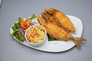 ปลาสำลีทอด + ยำมะม่วง ( Fried Black-banded kingfish with mango salad )