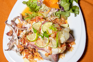 ปลาหมึกนึ่งมะนาว ( Steamed Squid With Lime Sauce )