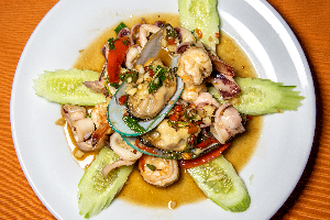 ผัดกะเพราทะเล (กับข้าว) ( Stir fried Seafood with basil )