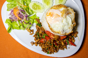 กะเพราหมู+ไข่ดาวราดข้าว Stir-fried Pork with basil ( Small )