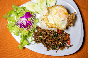 กะเพราเนื้อ+ไข่ดาวราดข้าว Stir-fried Beef with basil ( Small )