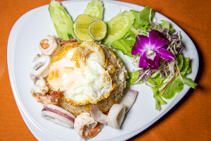 ข้าวผัดทะเล+ไข่ดาว (เล็ก) Fried Rice with Seafood (Small)