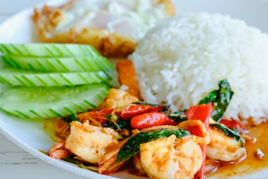 กะเพราทะเล+ไข่ดาวราดข้าว Stir-fried Seafood with basil ( Small )