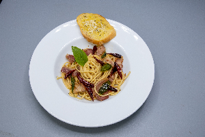 สปาเก็ตตี้พริกแห้งเบค่อน ( Spaghetti With Dried Chili And Bacon )