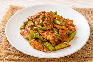 ผัดพริกแกงหมู ( Spicy Stir Fried Pork with Red Curry Paste )
