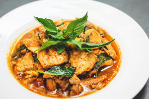 ผัดพริกแกงไก่ ( Spicy Stir Fried Chicken with Red Curry Paste )