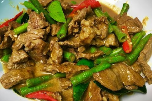 ผัดพริกแกงเนื้อ ( Spicy Stir Fried Beef with Red Curry Paste )